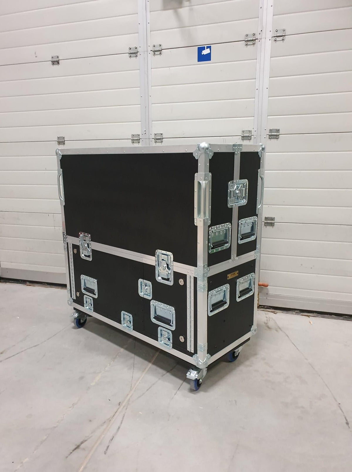 ProX Flip-Ready Detachable Easy Retracting Hydraulic Lift Case With 2U for Digico SD8 Digital Mixing Console by ZCase®.