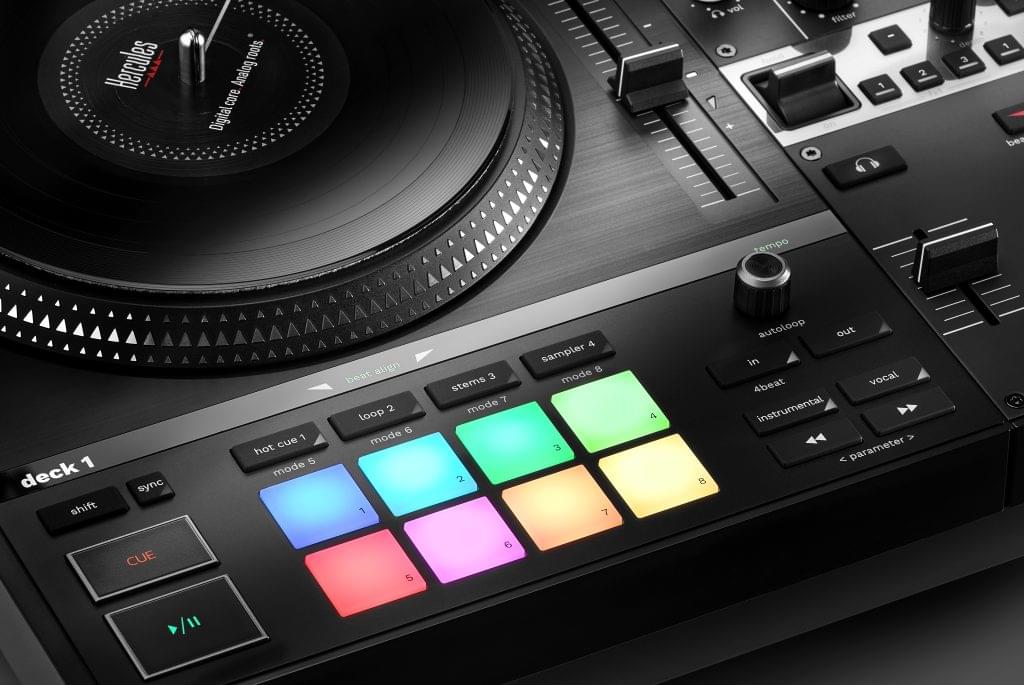 Hercules DJ Control Inpulse T7 - 2-Channel DJ Controller for Serato & Djuced with 7" spinning platters.