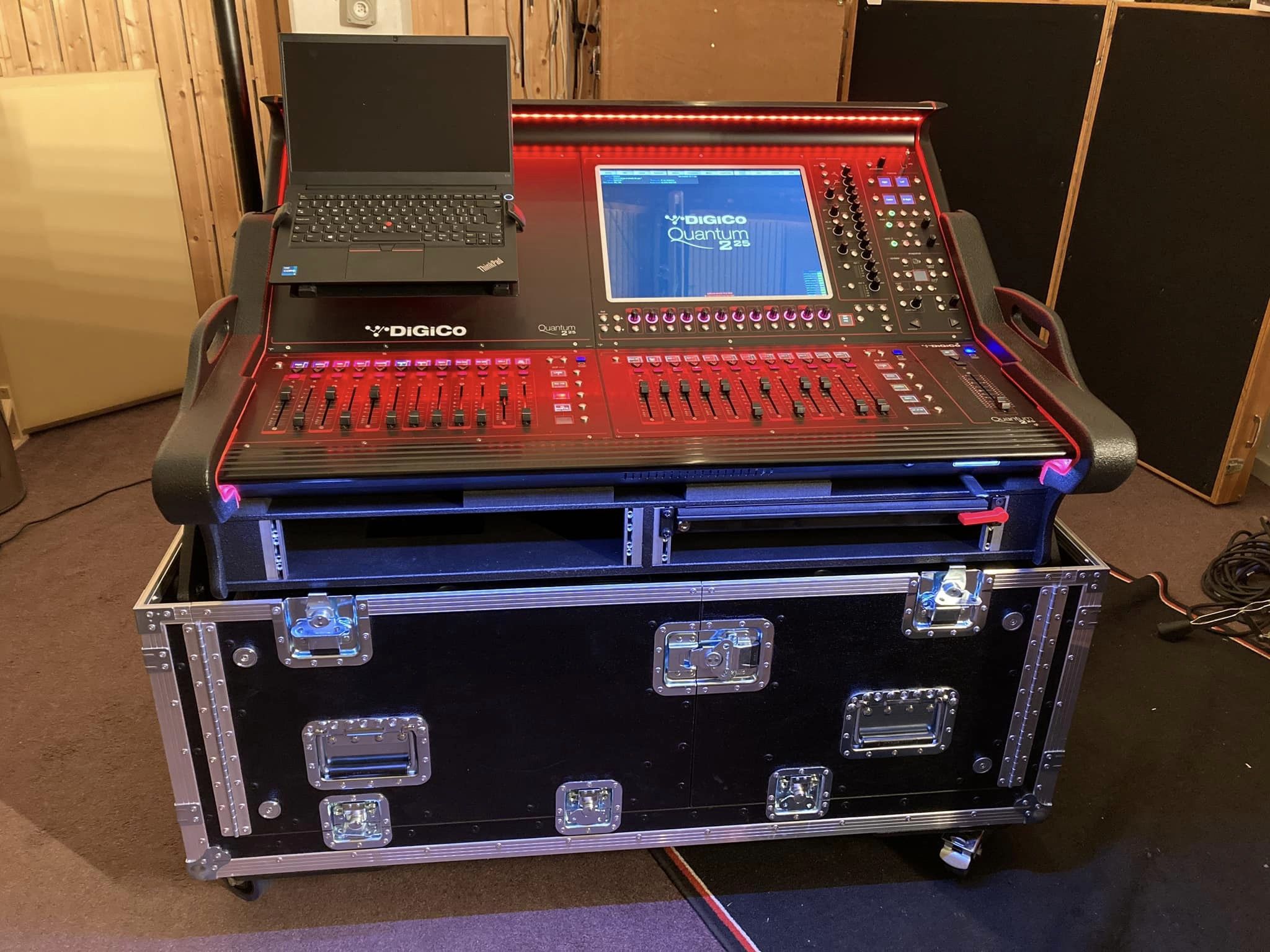 ProX Digico Q225 Quantum 225 Flip-Ready Hydraulic Console Easy Retracting Lifting Flight Case with 2U Rack and wheels