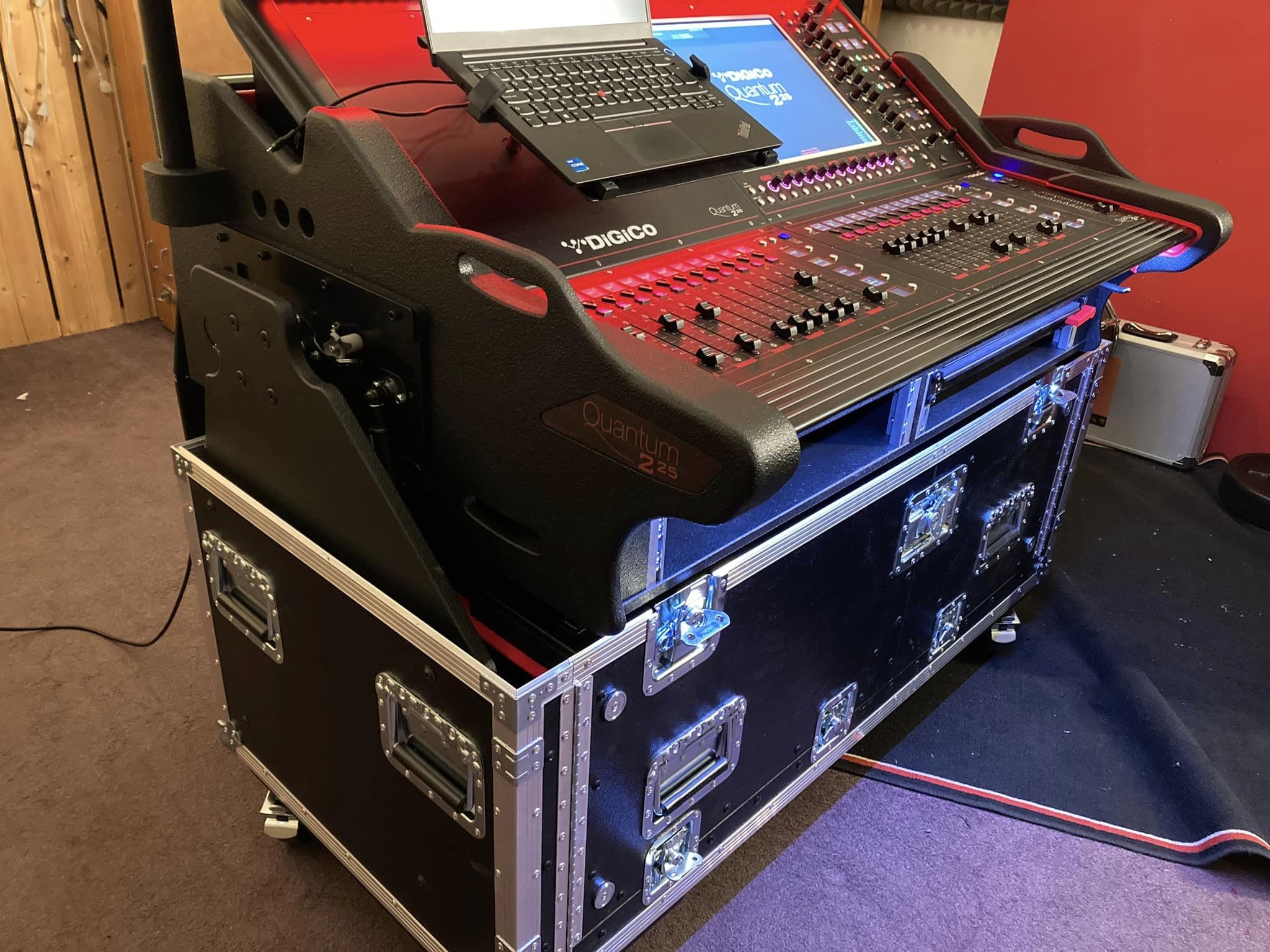ProX Digico Q225 Quantum 225 Flip-Ready Hydraulic Console Easy Retracting Lifting Flight Case with 2U Rack and wheels